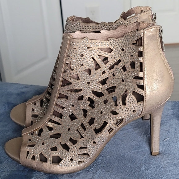 Madeline Stuart Floral Design Rose Gold & Rhinestone Peep-Toe Heels Size 8 - Picture 1 of 7